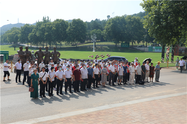庆祝建军95周年革命文物暨名人雕塑展在石门峰纪念公园启幕_fororder_图片2
