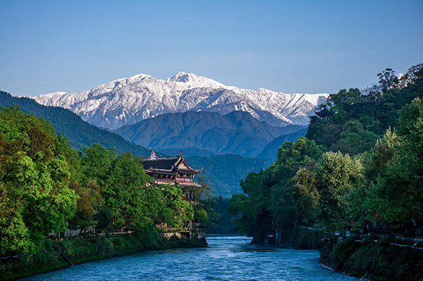 城在碧水青山间 都江堰人乐享绿色好生态_fororder_雪山里的公园城市-供图-都江堰市委宣传部