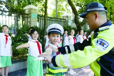 武汉交警进校园上“开学第一课”