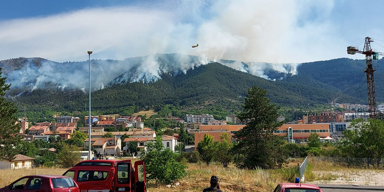 意大利中部山火威胁附近城镇 警方：起火原因或系人为