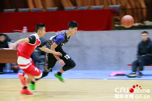 图片默认标题_fororder_队员奋起追球（摄影-蒋红梅）---副本