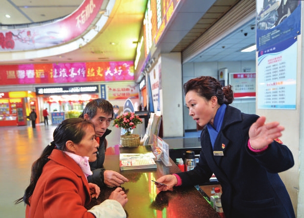 （今日热点2）火车北站值班站长最后一个春运：明天退休 今天坚守