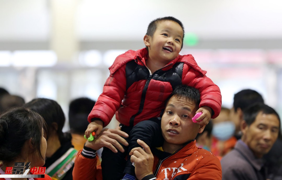 春运表情:温暖回家路(组图)