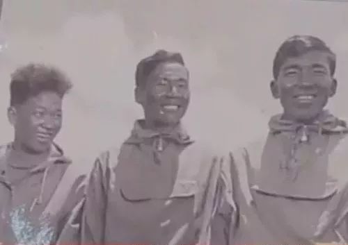 为让五星红旗在世界之巅飘扬，他们用血肉之躯架起第一架“中国梯