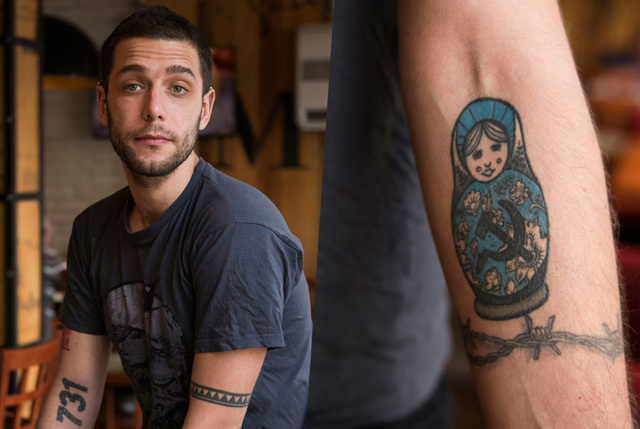 他的纹身图案来源於妻子的想法,他认为这个纹身很有俄罗斯风情.