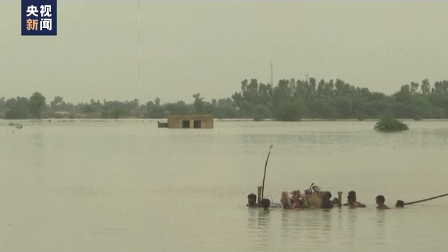 巴基斯坦洪灾救援持续 数百人(ren)乘军方直升机撤离灾区