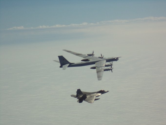 俄罗斯4架轰炸机抵近阿拉斯加 美军F-22紧急升空拦截