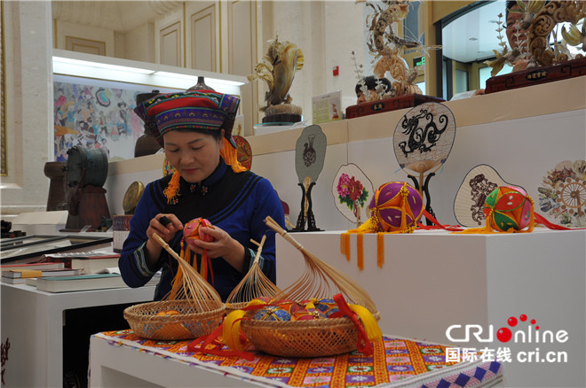广西多位非物质文化遗产传承人在北京展示丰富多彩的民族文化