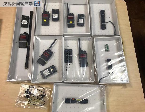 香港警方在观塘区拘捕4人 涉嫌藏有攻击性武器