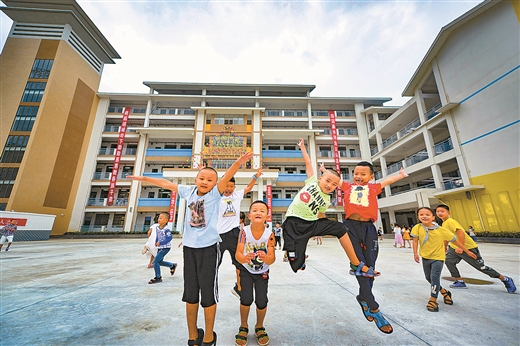 桂林龙胜各族自治县扶贫移民小学迎来了县城“老乡家园”