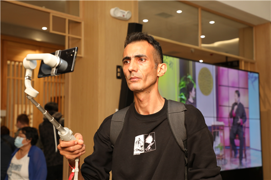 外媒记者用镜头记录汉字主题书房 促进文化交流_fororder_1