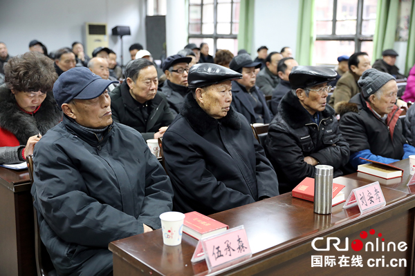 图片默认标题_fororder_参加会议的老干部