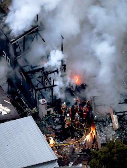 日本自卫队直升机的燃料泄露 直升机坠毁在民宅 
