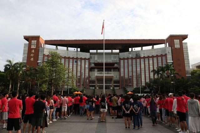 “望向國(guó)旗，就不會(huì)迷失方向”——一名香港女大學(xué)生的“護(hù)旗”故事