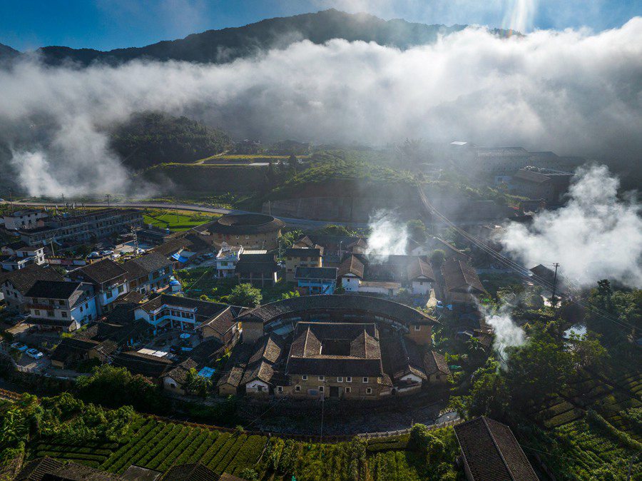 福建土楼晨景：云蒸雾绕似仙境