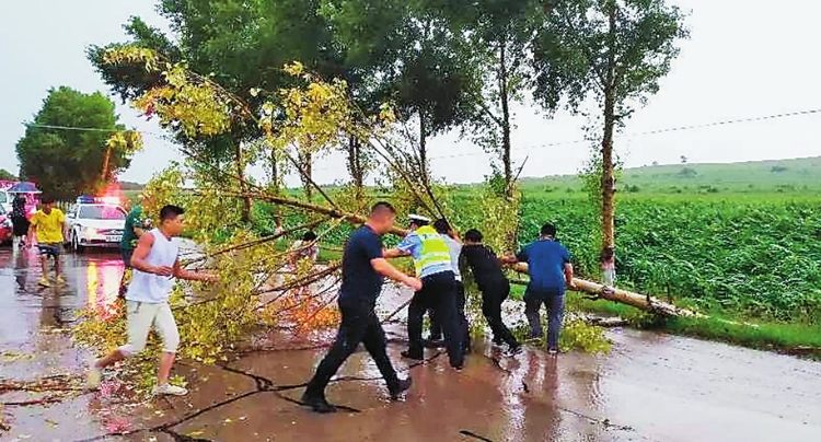 齐齐哈尔民警暴雨中转移受灾群众