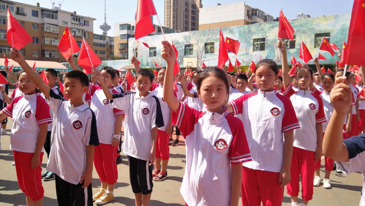 开学第一天:沈阳市实验学校(中学部)千面国旗献祖国