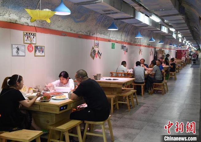 防空壕を利用した火鍋店でひんやりアツアツ！　猛暑続く重慶市_fororder_1