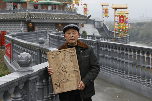 秀山花灯戯の伝承者王世金氏 新理念で伝統芸術を守る