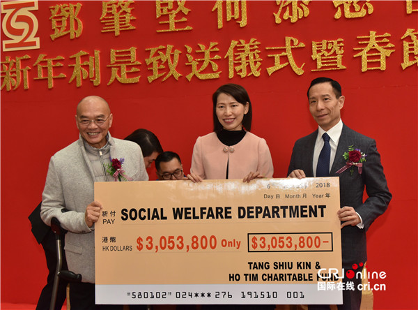 香港社会福利署署长与邓何基金委员共同与长者