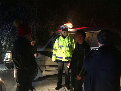 （今日热点2）成都游客自驾遇险 徒步八公里报警获救后留感谢信