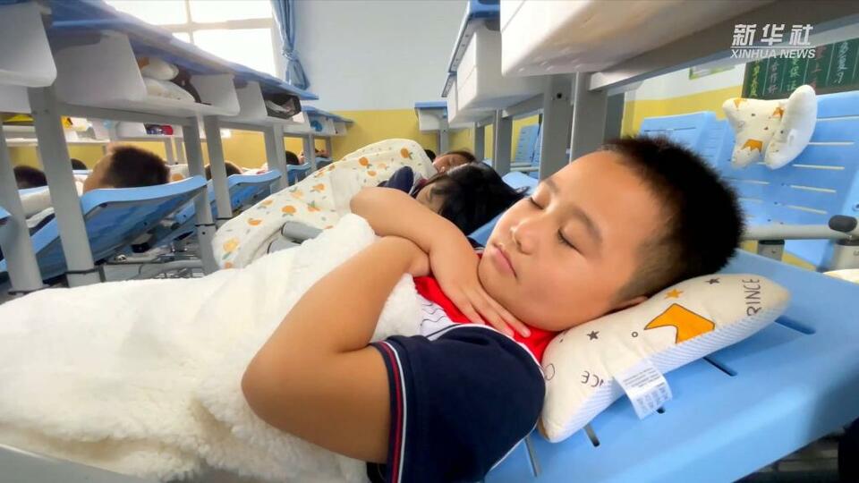 河北邯郸：校园午休神器上线 学生告别趴着睡觉