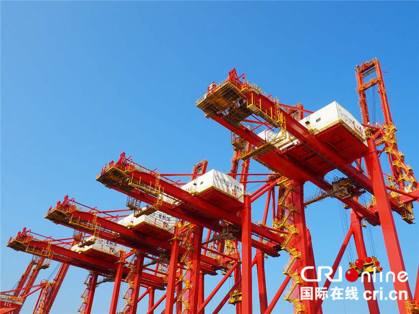 港口雄开万里流|远程驾驶“黑科技” 成就日照港“女司机”_fororder_3