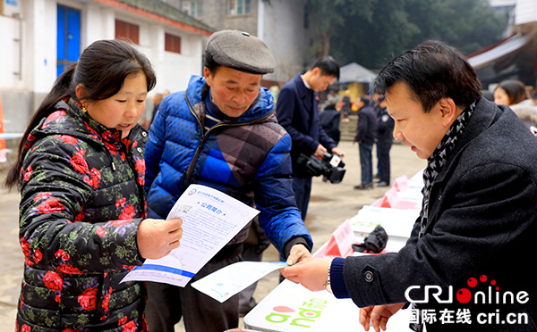 图片默认标题_fororder_四川省华蓥市组织的就业扶贫专场招聘会上，求职群众在了解岗位信息。