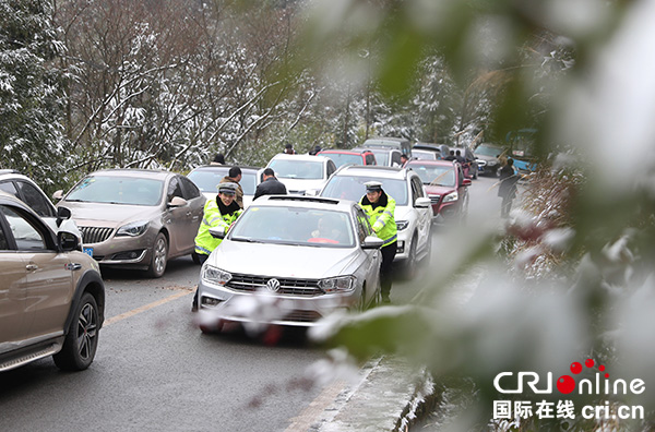 图片默认标题_fororder_四川省华蓥市的交警在华蓥山区被冰雪覆盖的天石路上帮助推车，-排堵保畅，确保道路交通安全。