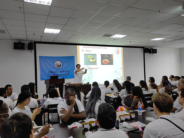 Foreign Teacher Xie Zhigong: Spreading the Culture of Traditional Chinese Medicine to More People_fororder_图片2
