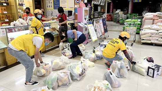 貴州修文：外賣“騎手”化身志愿者 免費(fèi)配送物資_fororder_修文騎手 (1)