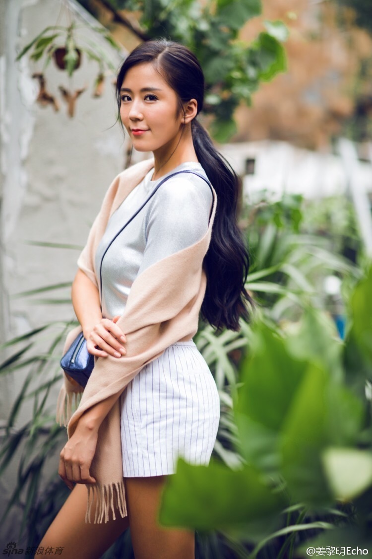 翘臀女神最新私照放送 长发飘逸美腿诱人