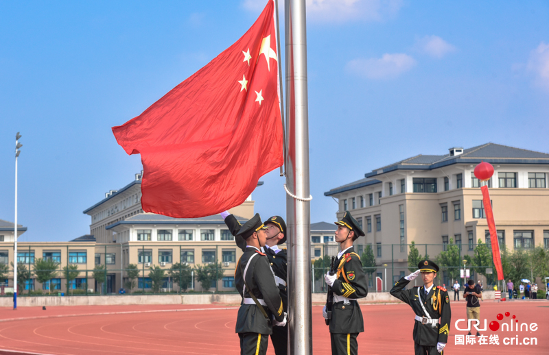 高一新生国旗班升国旗 摄影 张瞬晗