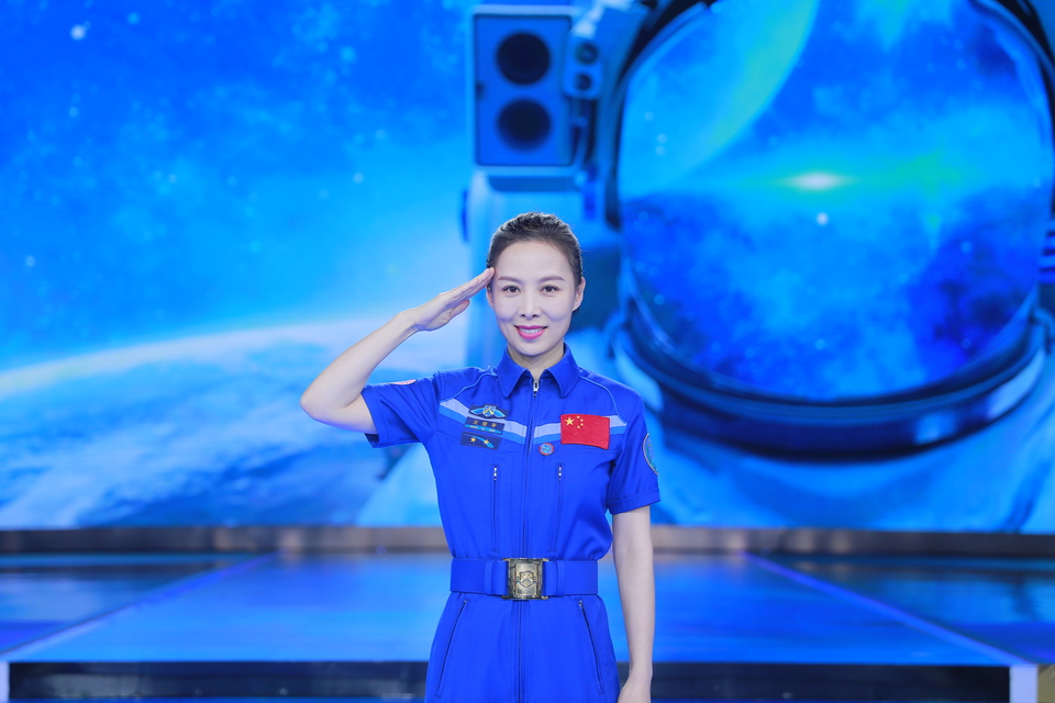 “最美太空教师”王亚平：探索宇宙 播种梦想
