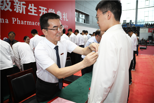 （供稿 教育列表 三吴大地南京 移动版）中国药科大学校长给新生送神秘开学礼物