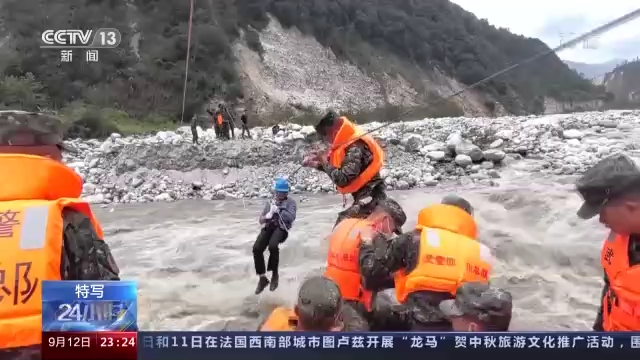 新闻特写丨震后再相逢 救援人员和受灾群众的温暖瞬间