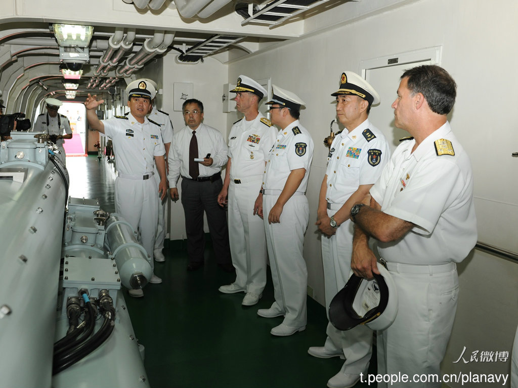 理查德森一行抵达青岛,访问了海军北海舰队和潜艇学院