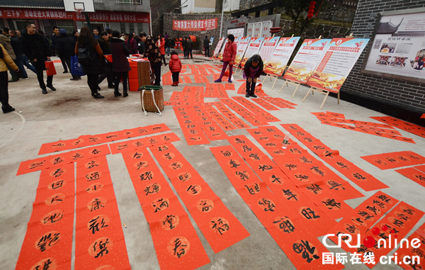 图片默认标题_fororder_市文联写春联（喻熹摄）