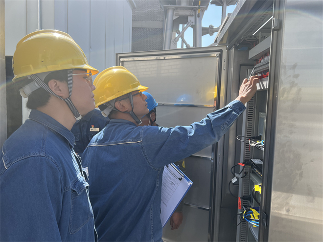 国网陕西电力:点亮万家灯火 守护万家团圆_fororder_国网陕西电力工作人员在横洪I线停电综合检修现场验收高抗在线监测装置(摄影:高盼盼)