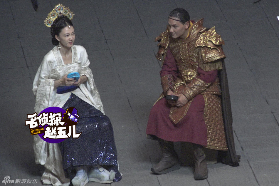 王丽坤拍戏汗如雨下 与丁子峻嗨聊关系好(图)[