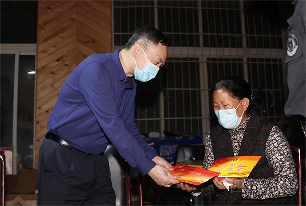 四川省公安厅厅长叶寒冰赴甘孜、雅安检查公安机关抗震救灾工作并看望慰问一线民警辅警和家属代表_fororder_Screenshot_2022_0913_171800叶寒冰(左)赴甘孜、雅安检查公安机关抗震救灾工作并看望慰问一线民警辅警和家属代表-供图-四川省公安厅