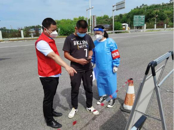 自贡荣县:组工干部战“疫”线 当好疫情防控“守门员”_fororder_核对健康码和行程码