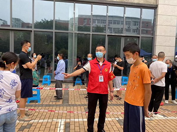 自贡高新区:闻令而行靠前监督 “疫”线担当践行初心_fororder_高峰街道纪检监察干部在核酸检测点位开展监督