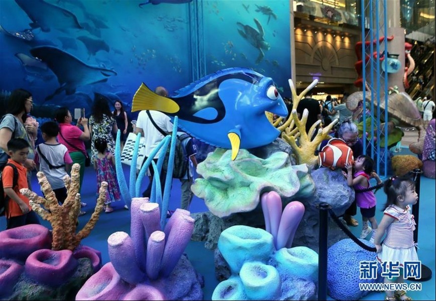 7月24日，人们在香港时代广场参观海底3D模型展览。新华社记者　李鹏　摄