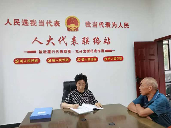 “三量化”划出代表履职“硬杠杠”——眉山推行人大代表履职百分制分段考核办法_fororder_仁寿县大化镇人大代表刘兰英(女)在大化镇华兴社区人大代表联络站听取群众意见建议-摄影-杜晓恩