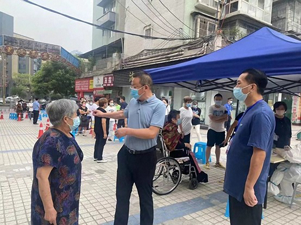 自贡高新区:以实际行动践行初心使命 让党旗在抗疫一线高高飘扬_fororder_2自贡高新区党工委副书记陈明(中)在防疫点督导检查