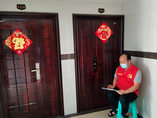 自贡高新区:以实际行动践行初心使命 让党旗在抗疫一线高高飘扬_fororder_7西湖社区水岸豪庭居民陈幼清志愿服务现场