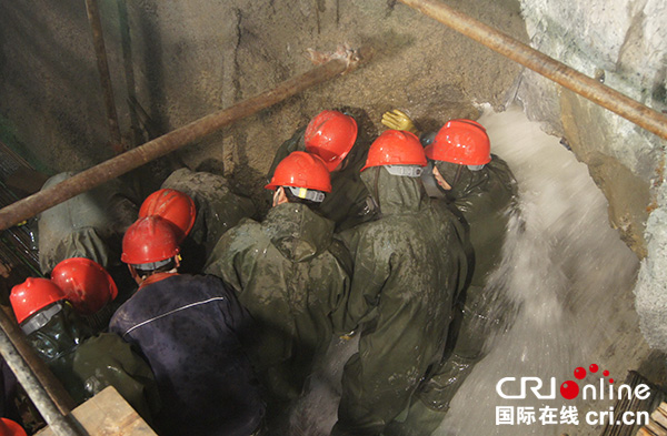 图片默认标题_fororder_职工用身体堵水施工（摄影--田毅）