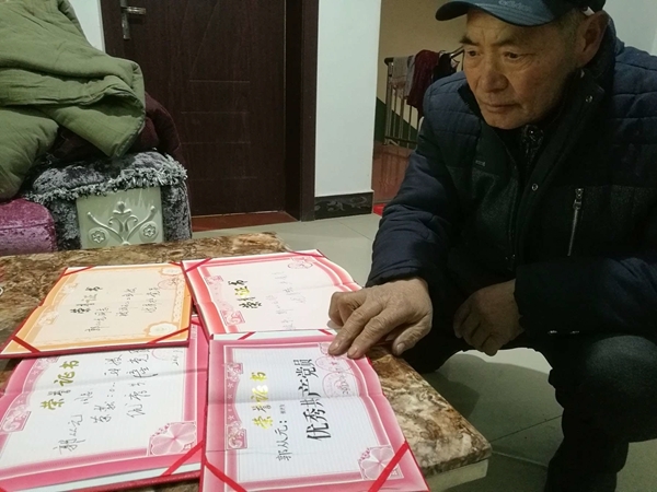 （今日热点3）1家3口上老赖名单四年不回家过年 广元父亲替女还钱