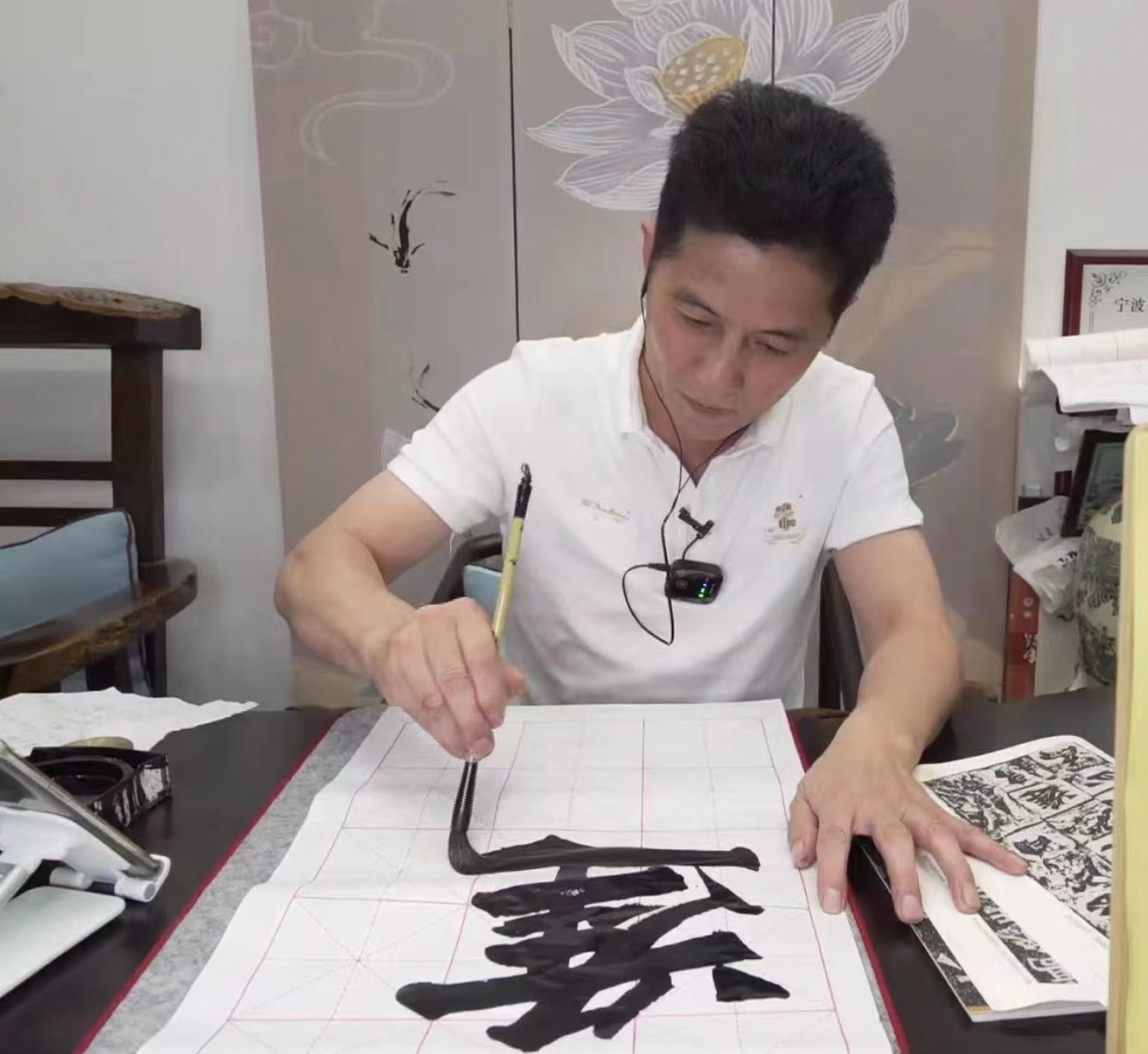 (暂不审核)浙江故事 | 陆爱国:追求“入古”与“出新”,在挥毫泼墨中传播文化正能量_fororder_15771661391141_.pic